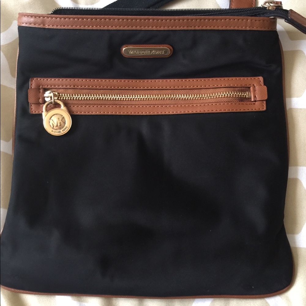 🎉**SOLD** on Tradesy 🎉 Michael Kors Crossbody